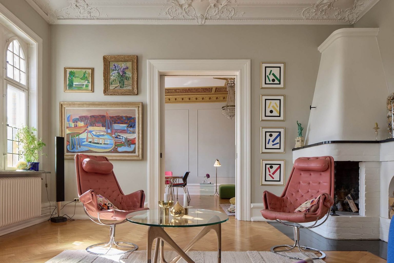 cheminée dans salon sol parquet à chevrons moulures décoration design scandinave