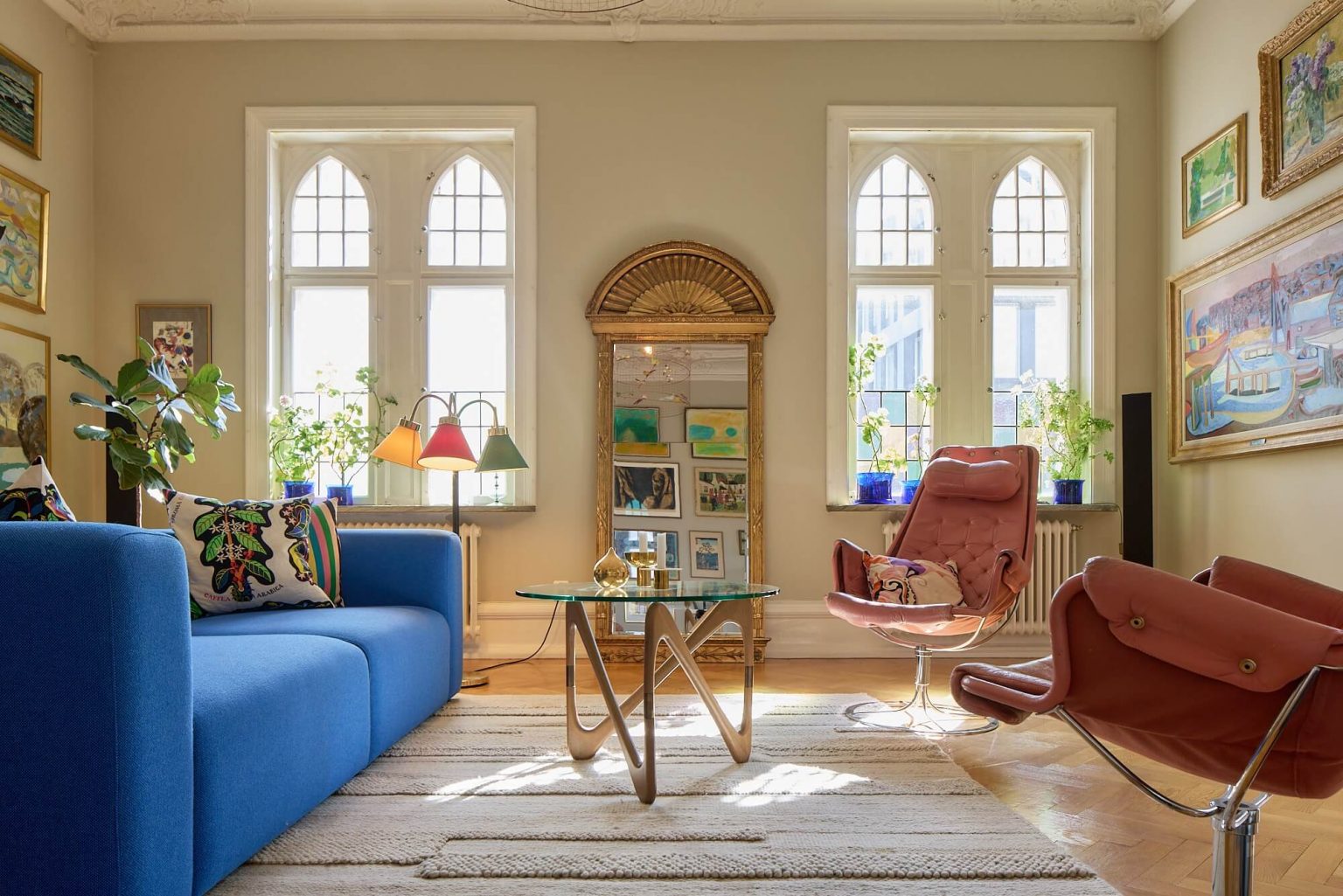 canapé bleu dans salon sol parquet à chevrons moulures décoration design scandinave