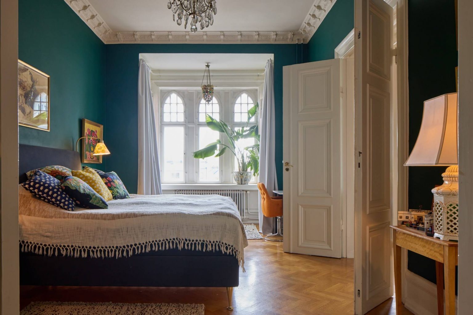 chambre sol parquet à chevrons moulures décoration design scandinave