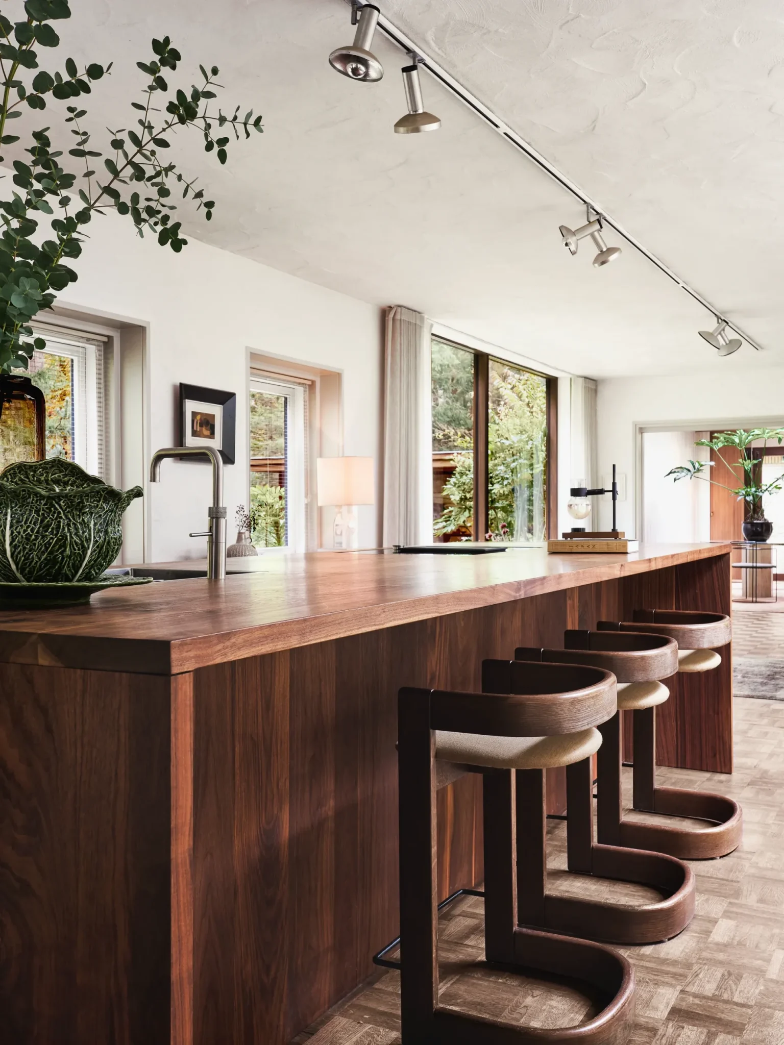cuisine noyer maison contemporaine Pays-Bas décoration mid-century