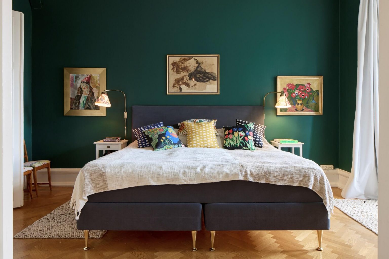 chambre murs verts sol parquet à chevrons moulures décoration design scandinave