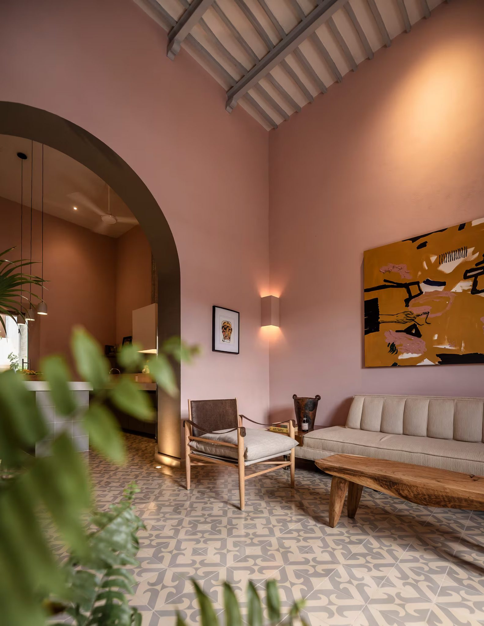salon murs rose maison Merida avec ouverture cintrée