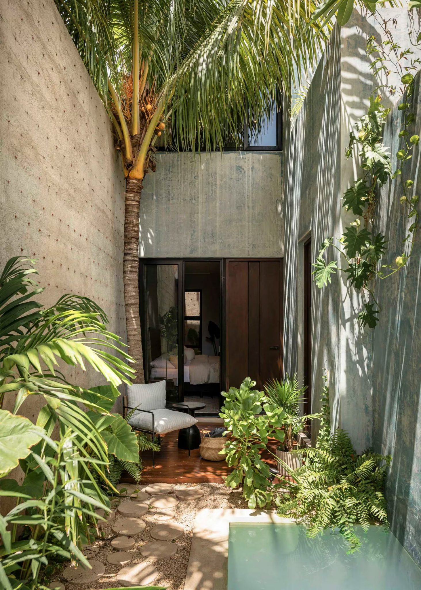 petit jardin de ville en longueur maison Merida avec petite piscine