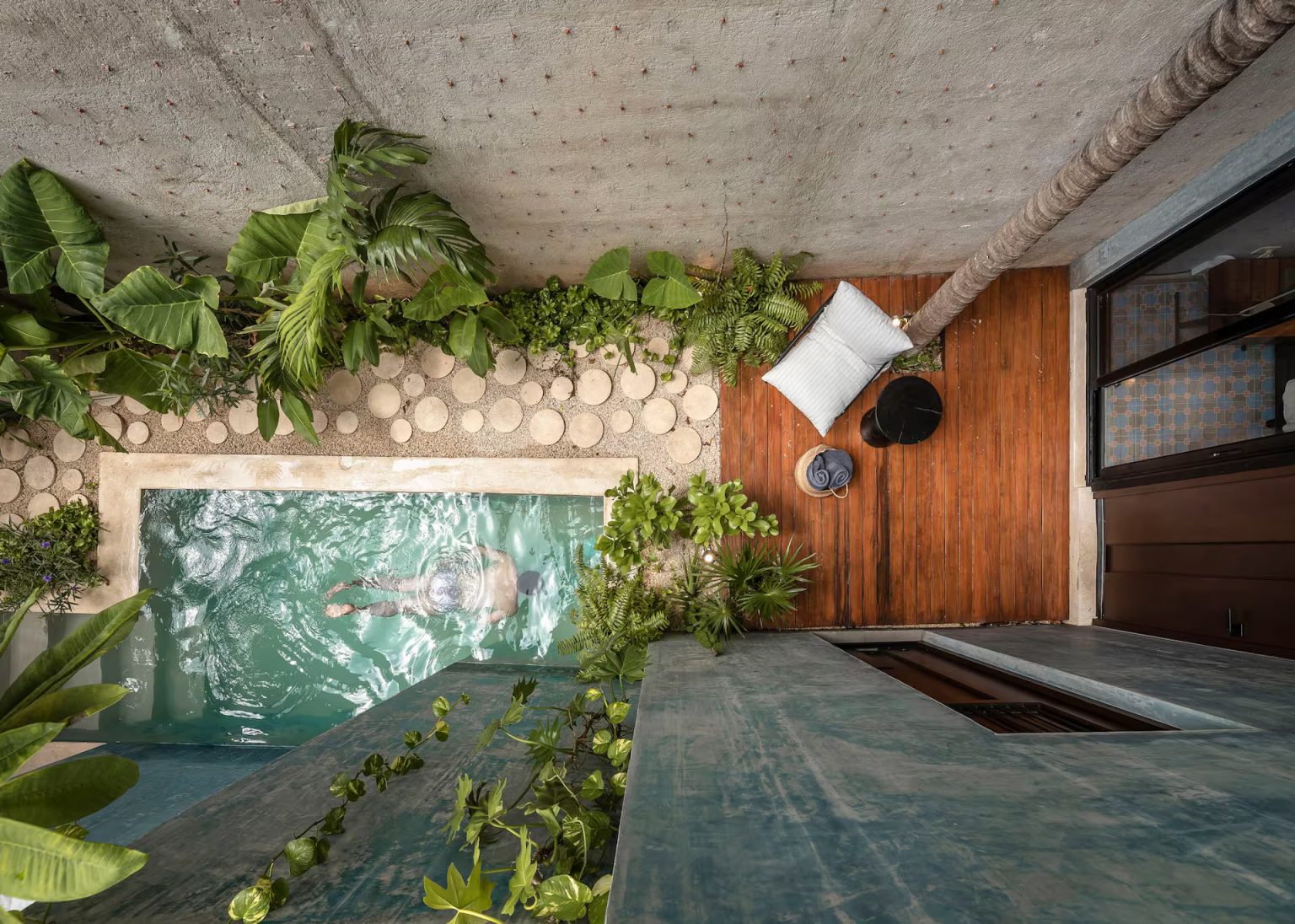 petit jardin de ville en longueur maison Merida avec petite piscine