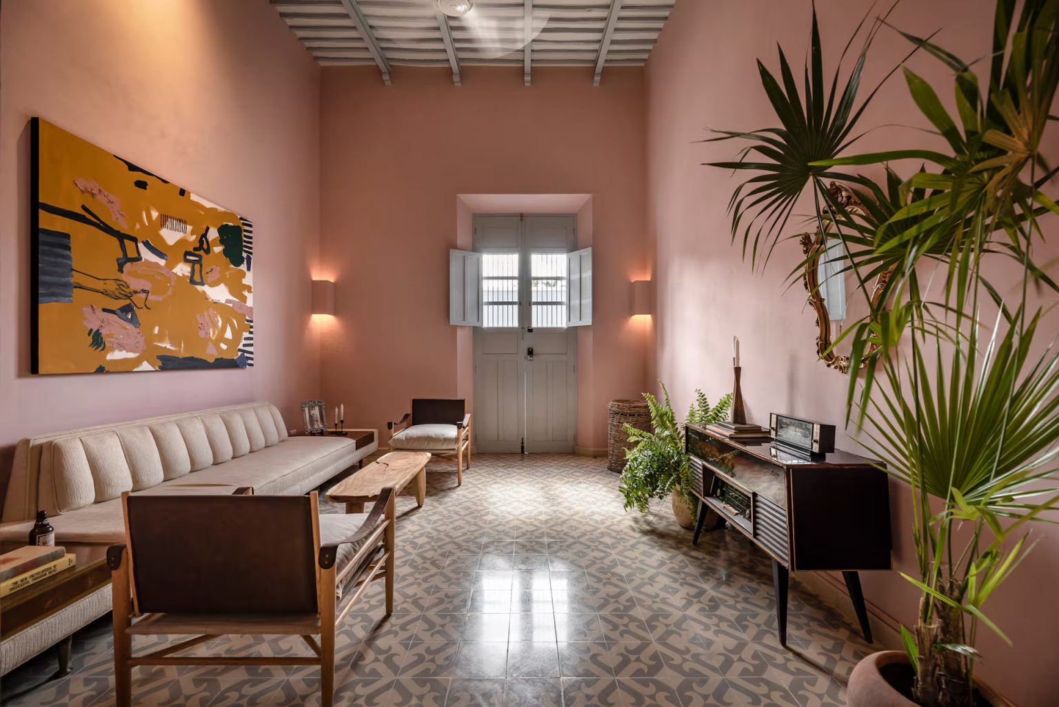 salon murs rose maison Merida