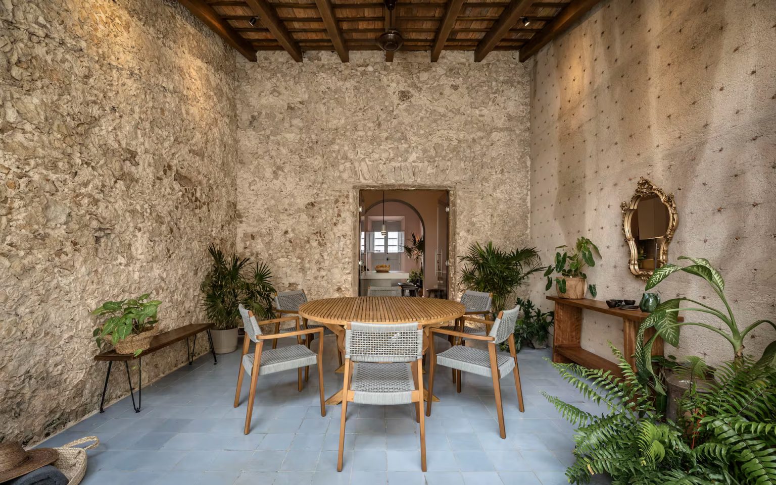 terrasse couverte avec poutres murs pierres maison Merida