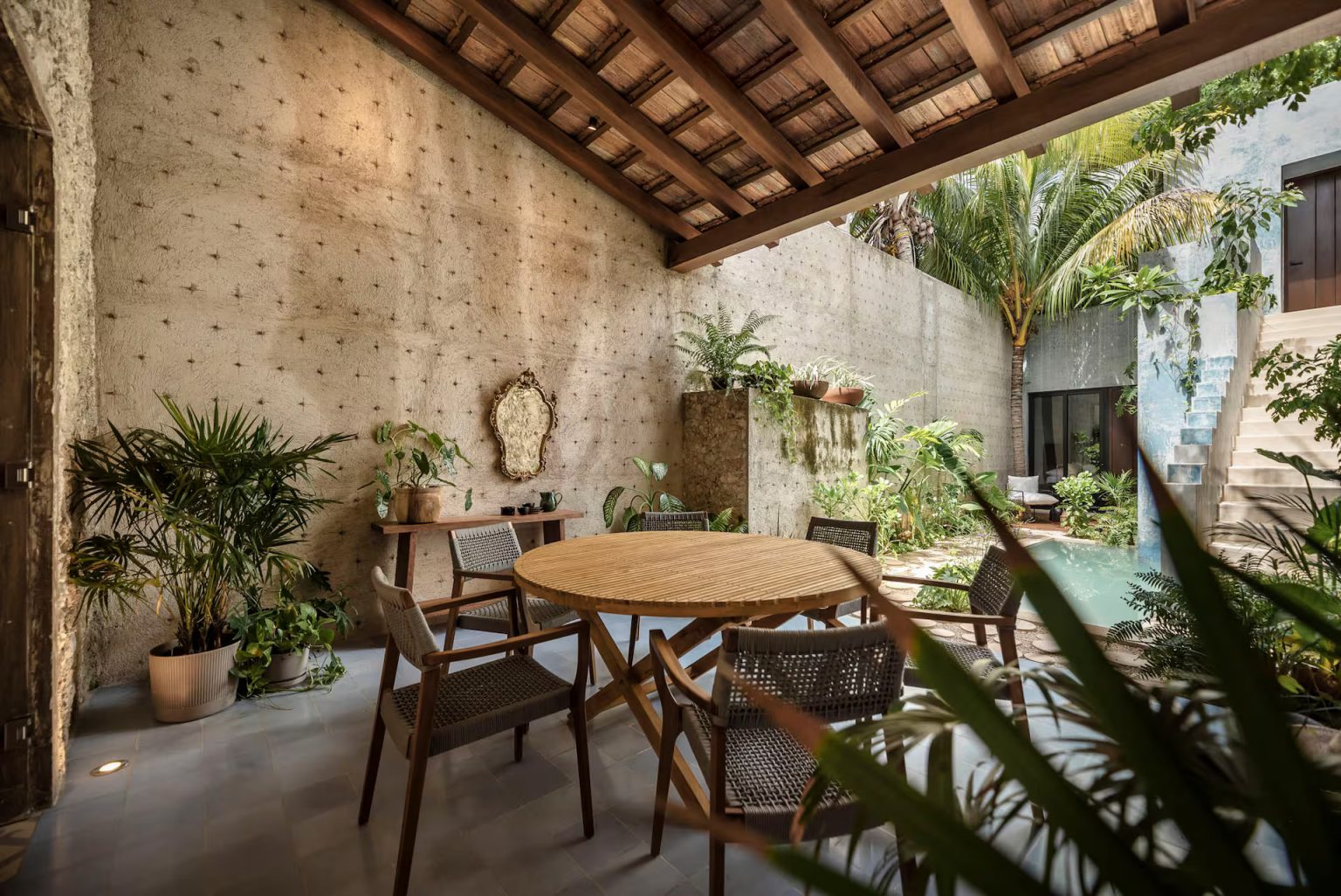 terrasse couverte avec poutres murs pierres maison Merida avec piscine