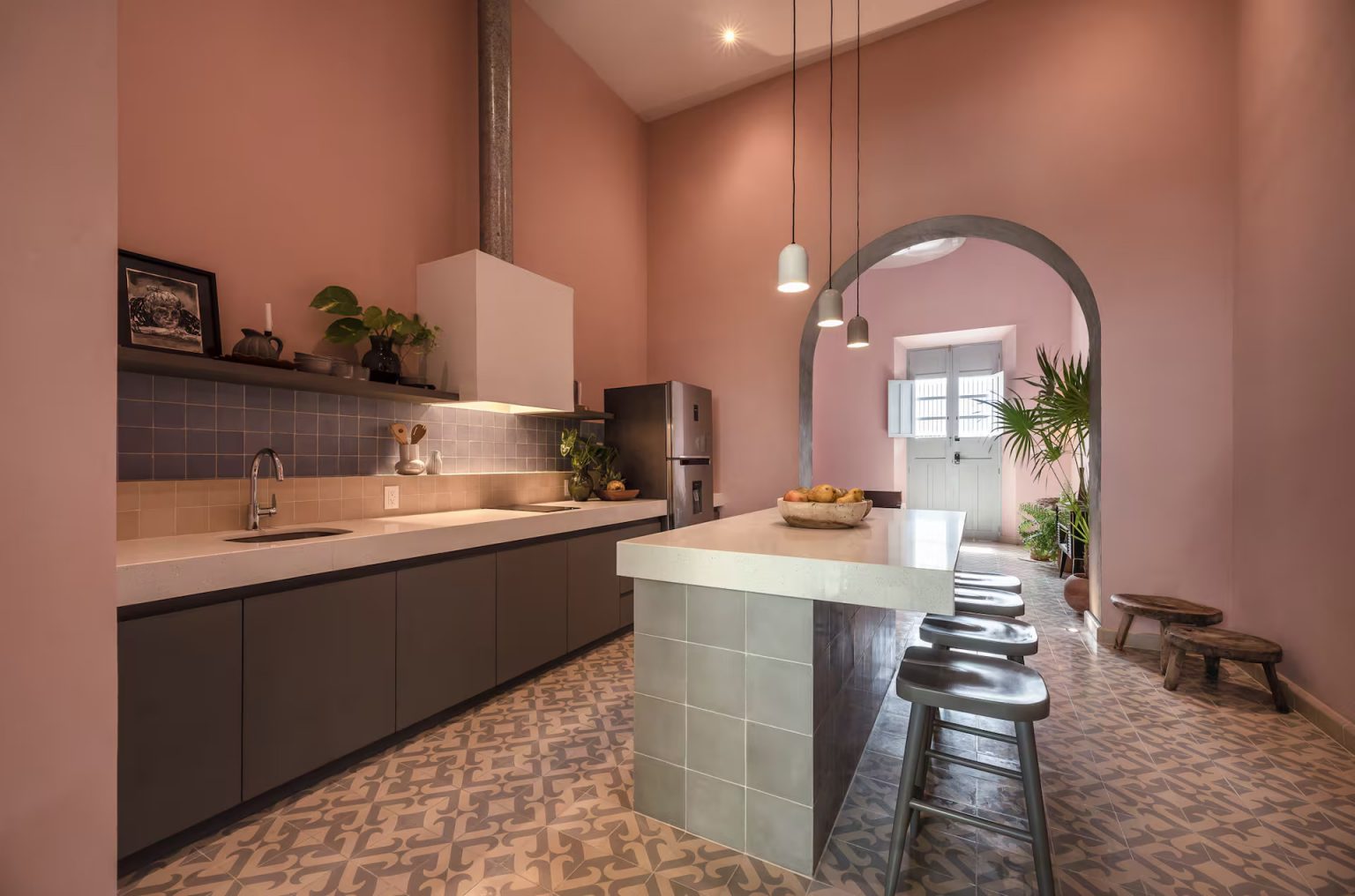 grande cuisine murs rose maison Merida