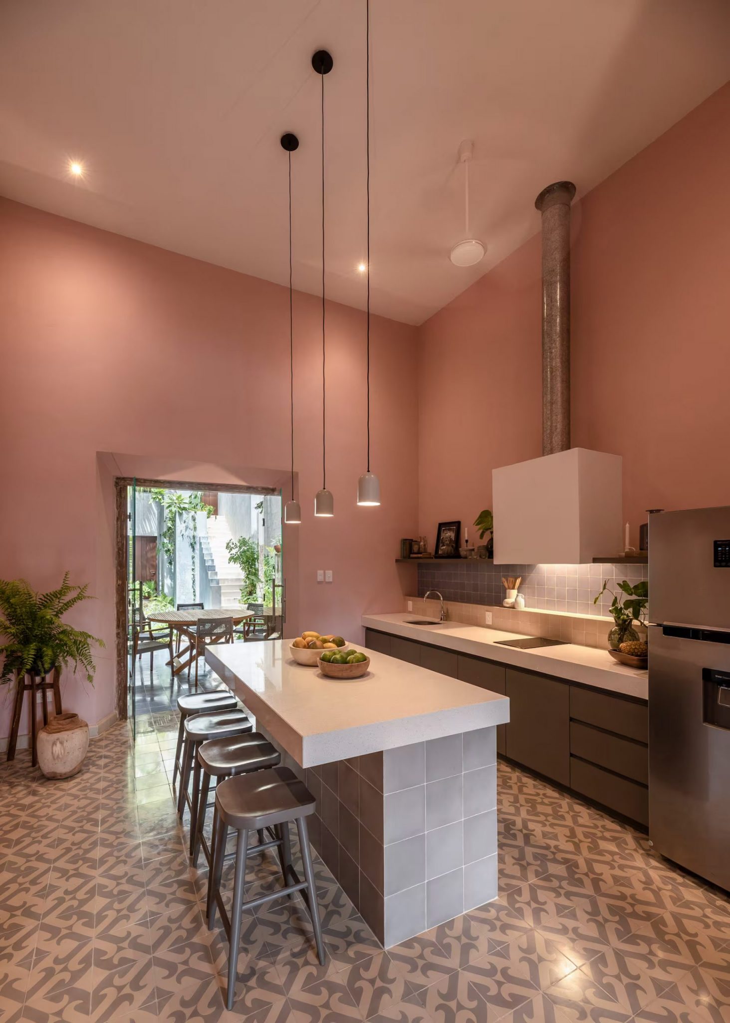 grande cuisine avec îlot murs rose maison Merida
