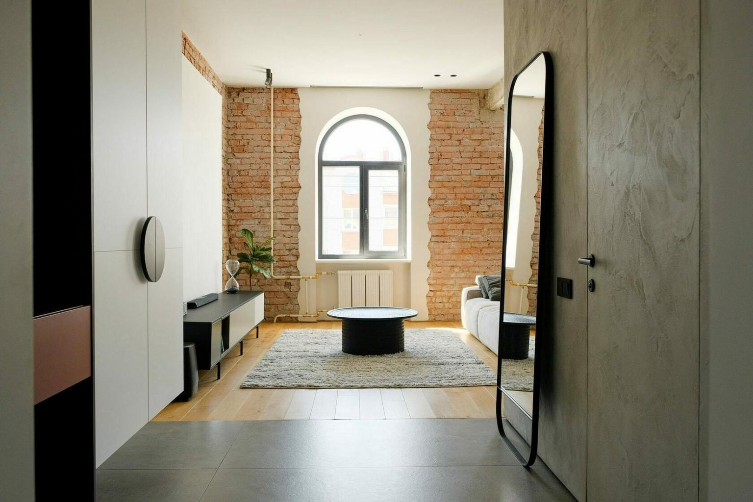 entrée appartement type loft brutaliste