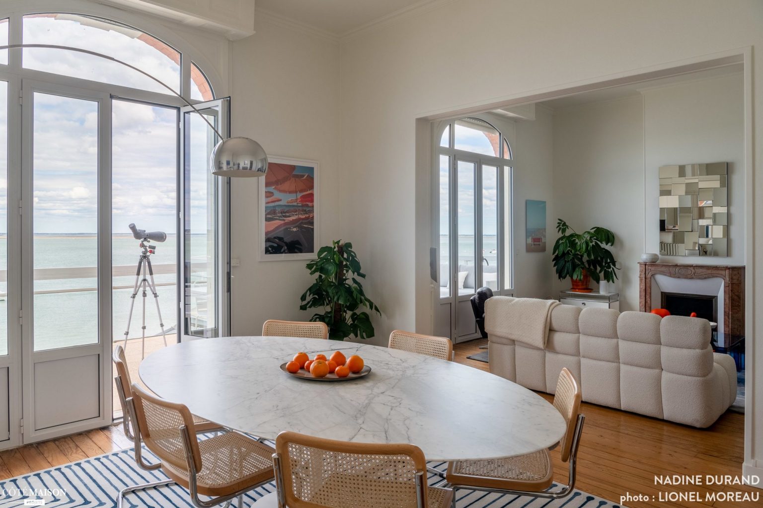 salon décoration contemporaine avec cheminée ancienne appartement Arcachon