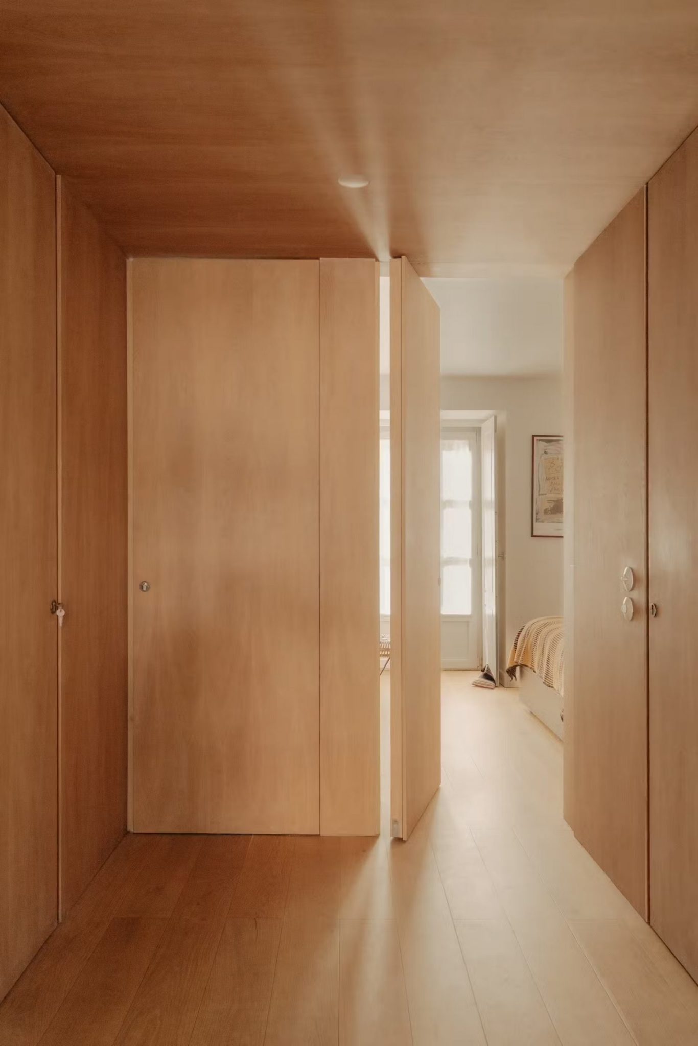 couloir avec placards bois appartement 65m2