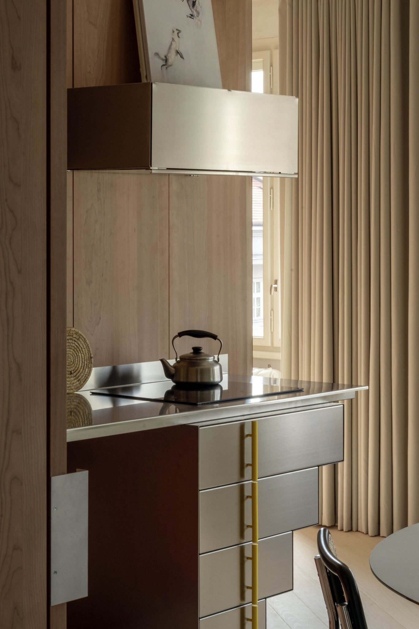 cuisine meubles inox appartement rénové appartement design style sixties