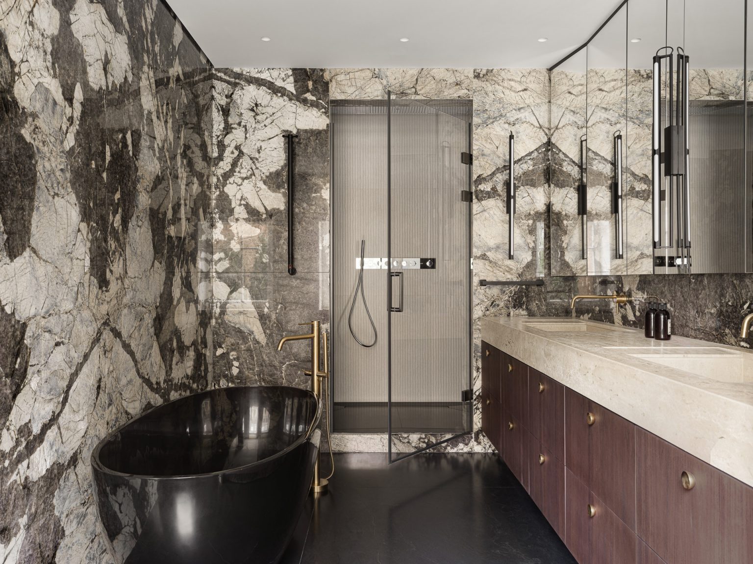 salle de bain design avec baignoire îlot murs marbre noir et blanc