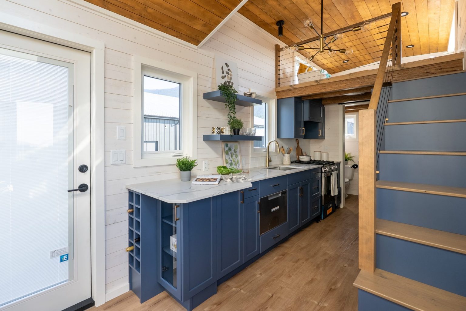 cuisine avec mezzanine tiny house 28m2 Gambier par Rover Tiny Homes