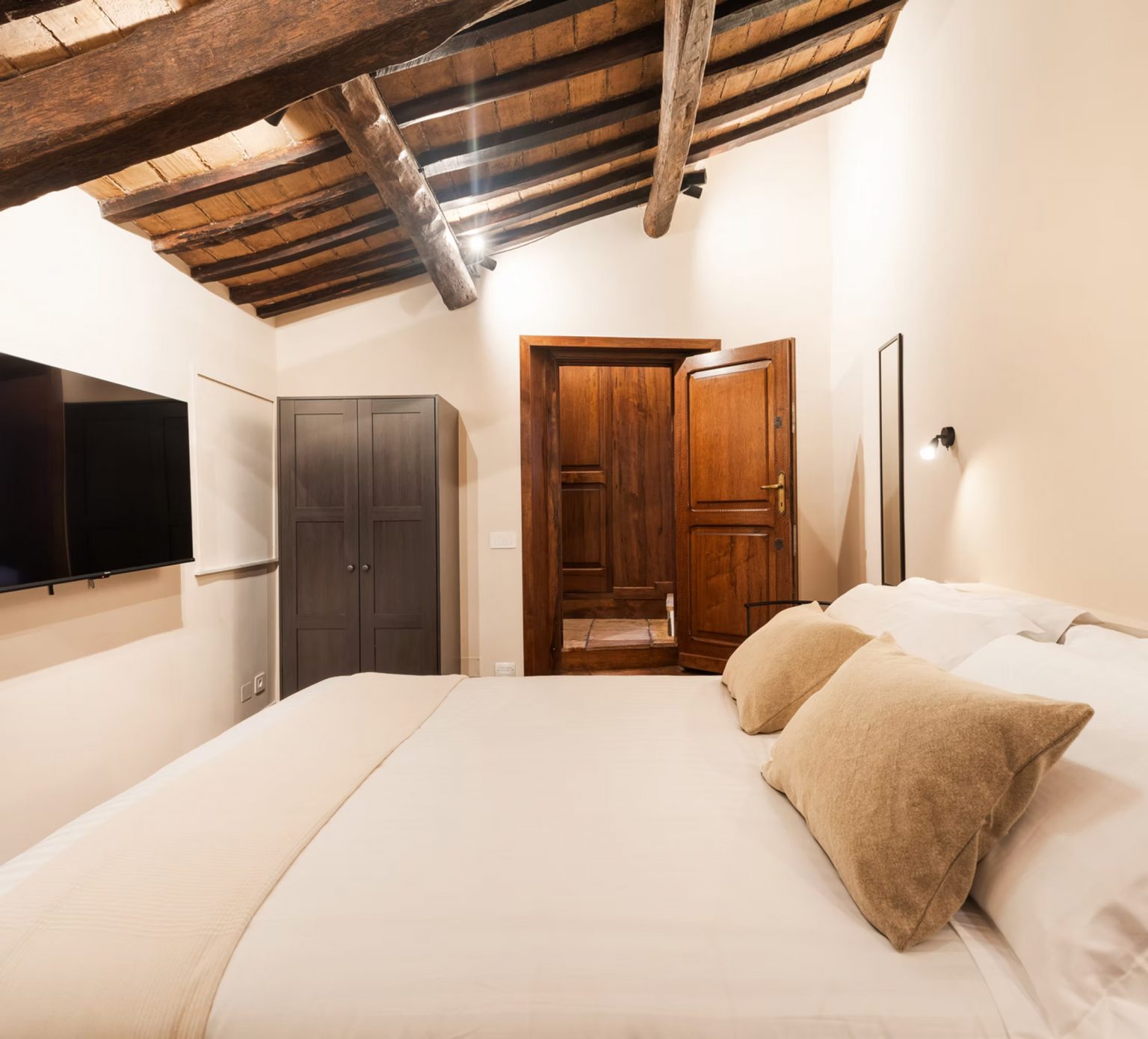 chambre avec poutres appartement 50m2 ancien à Rome rénové par architecte