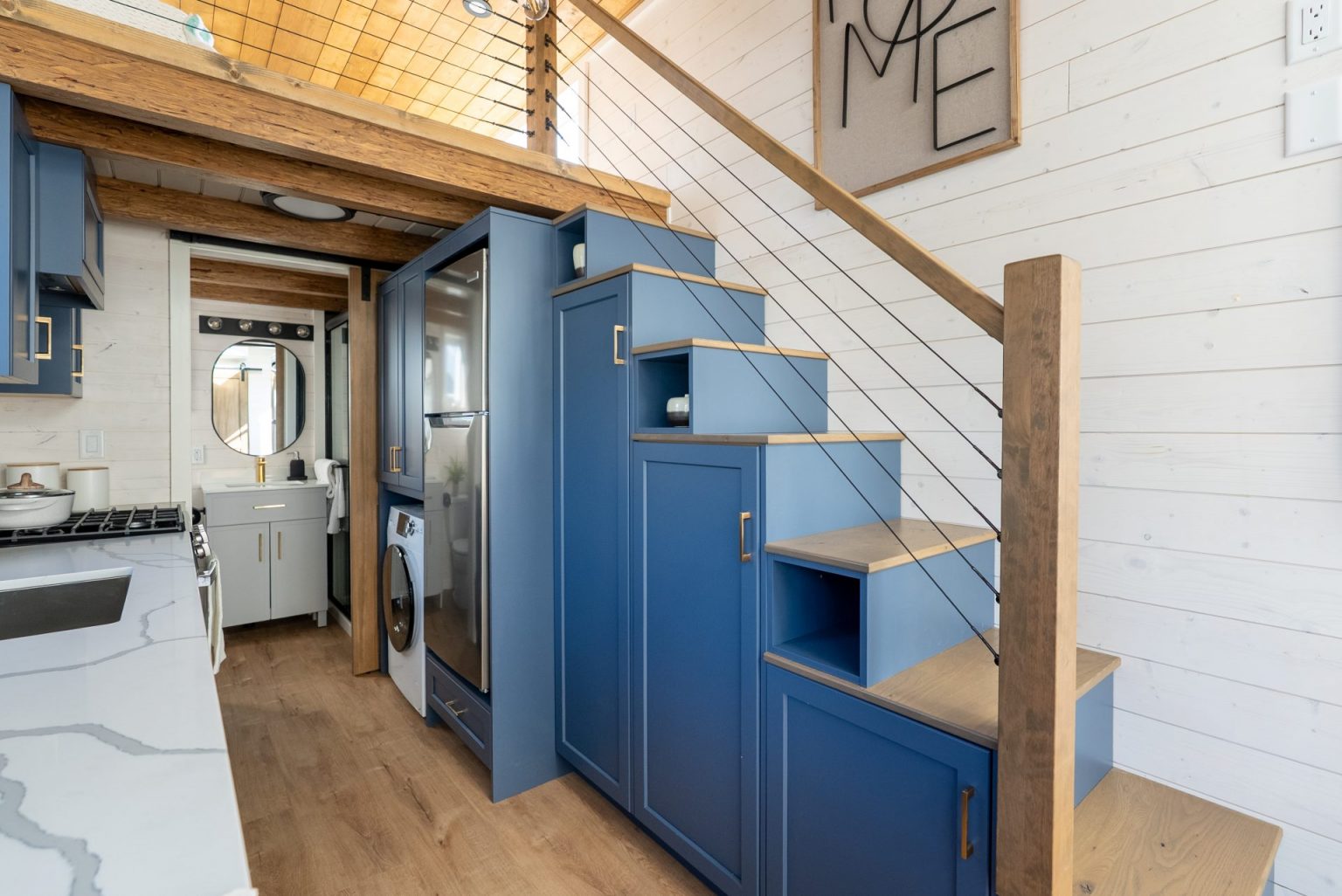 cuisine avec mezzanine tiny house 28m2 Gambier par Rover Tiny Homes