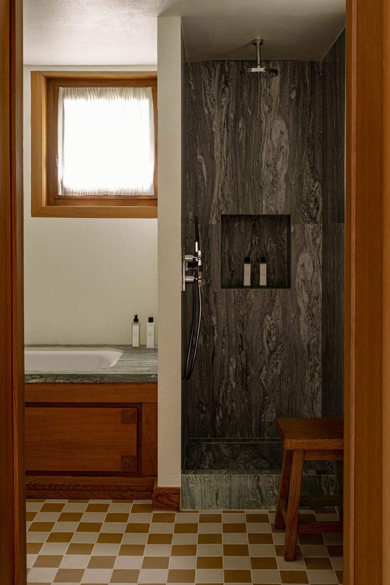 salle de bain marbre et bois sol à damier chalet Mégève Le Sarto Iconic House