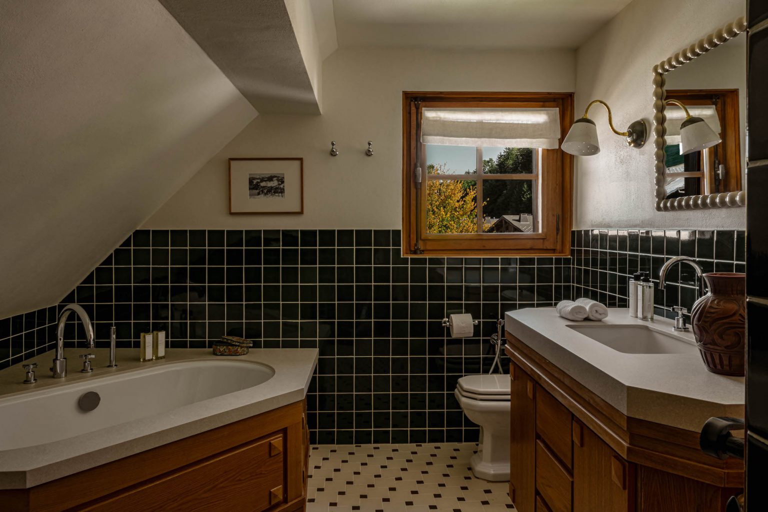 salle de bain verte et bois Le Sarto Iconic House