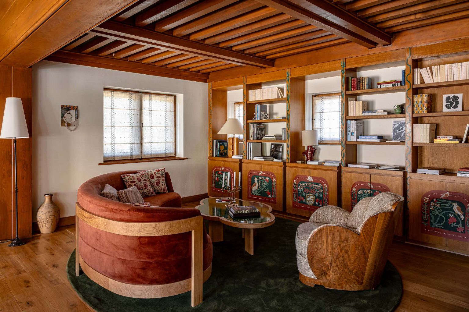 salon avec bibliothèque chalet Mégève Le Sarto Iconic House