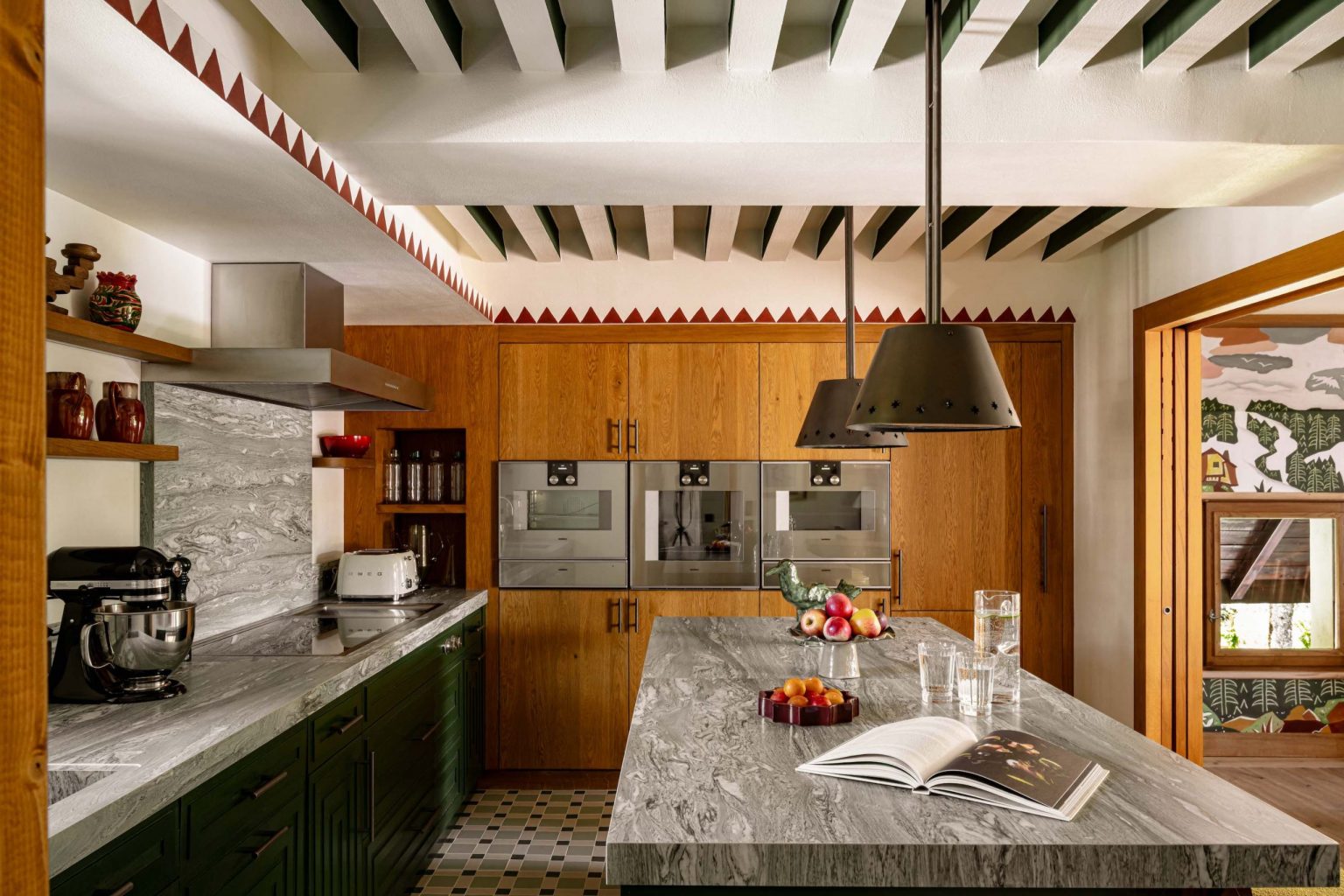 cuisine ouverte bois et vert chalet Mégève Le Sarto Iconic House
