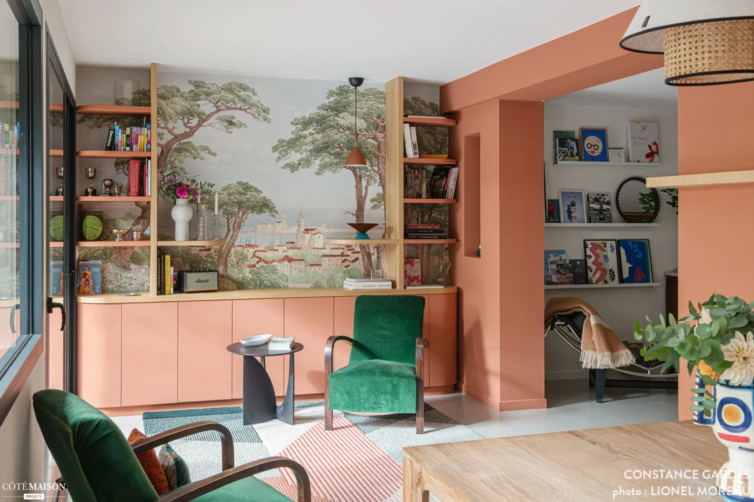 salon avec papier-peint panoramique décoration contemporaine en couleurs maison Bordeaux