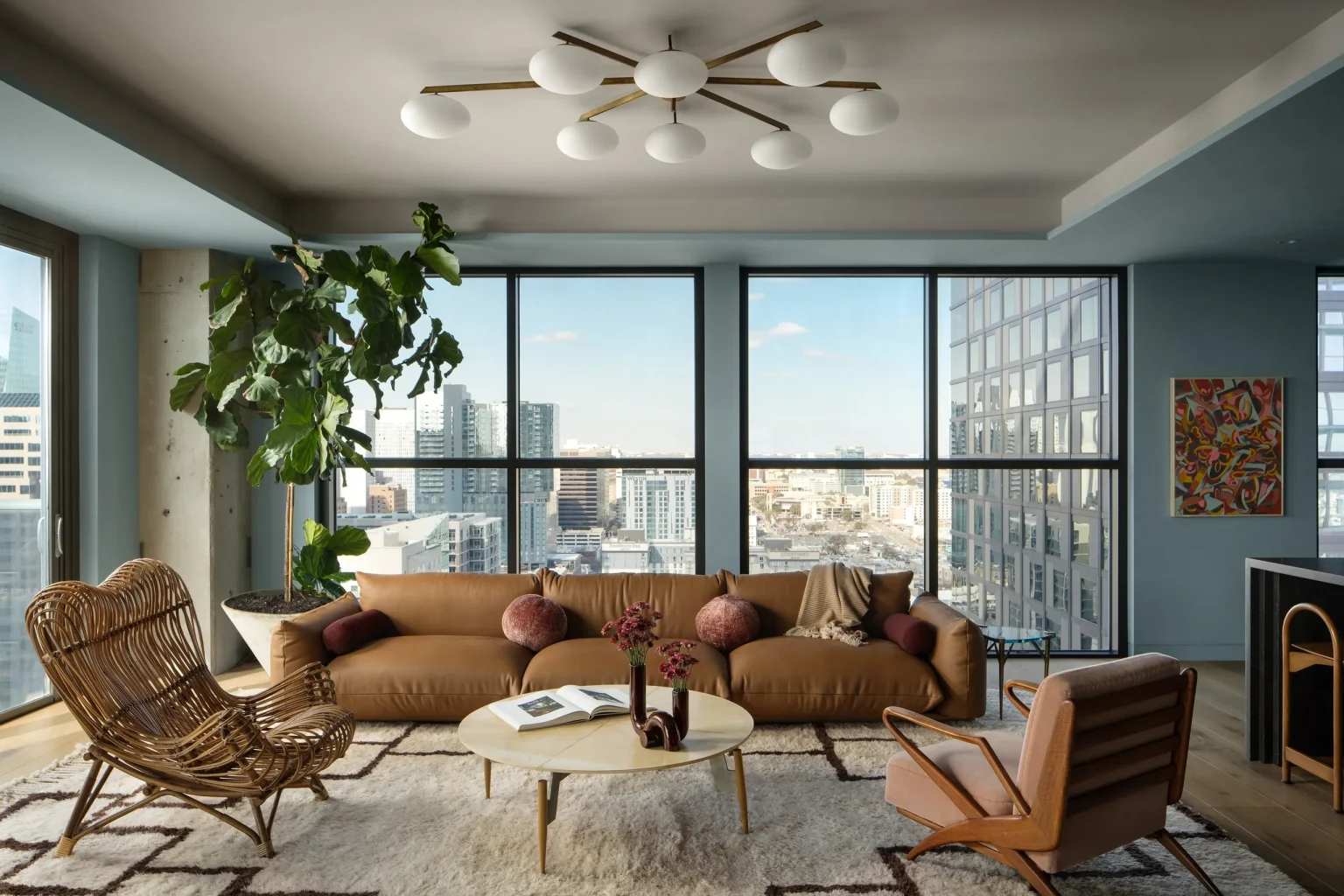 salon avec baie vitrée vue skyline décoration contemporaine
