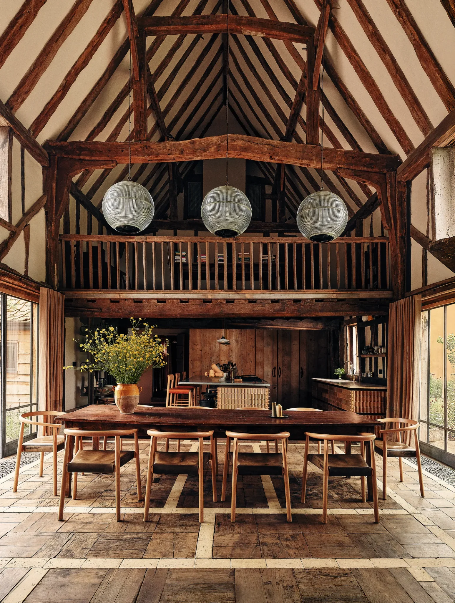 salle à manger et cuisine ouverte maison ancienne avec poutres décoration contemporaine