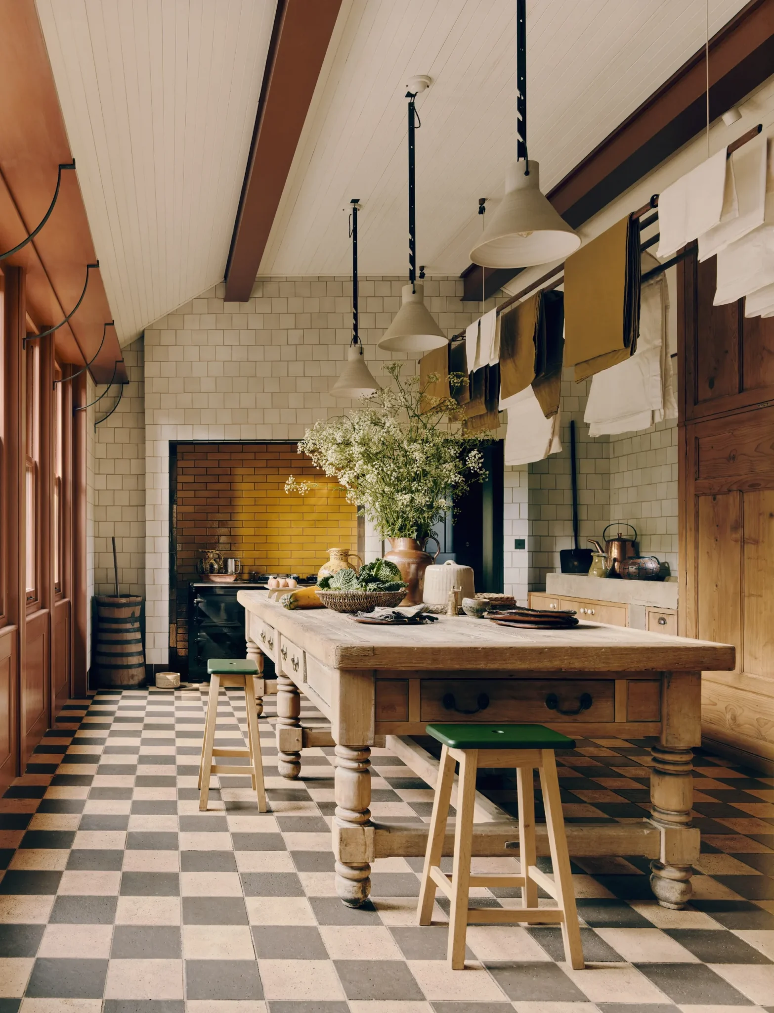 cuisine sol à damier décoration rustique chic avec piano de cuisson vert brillant