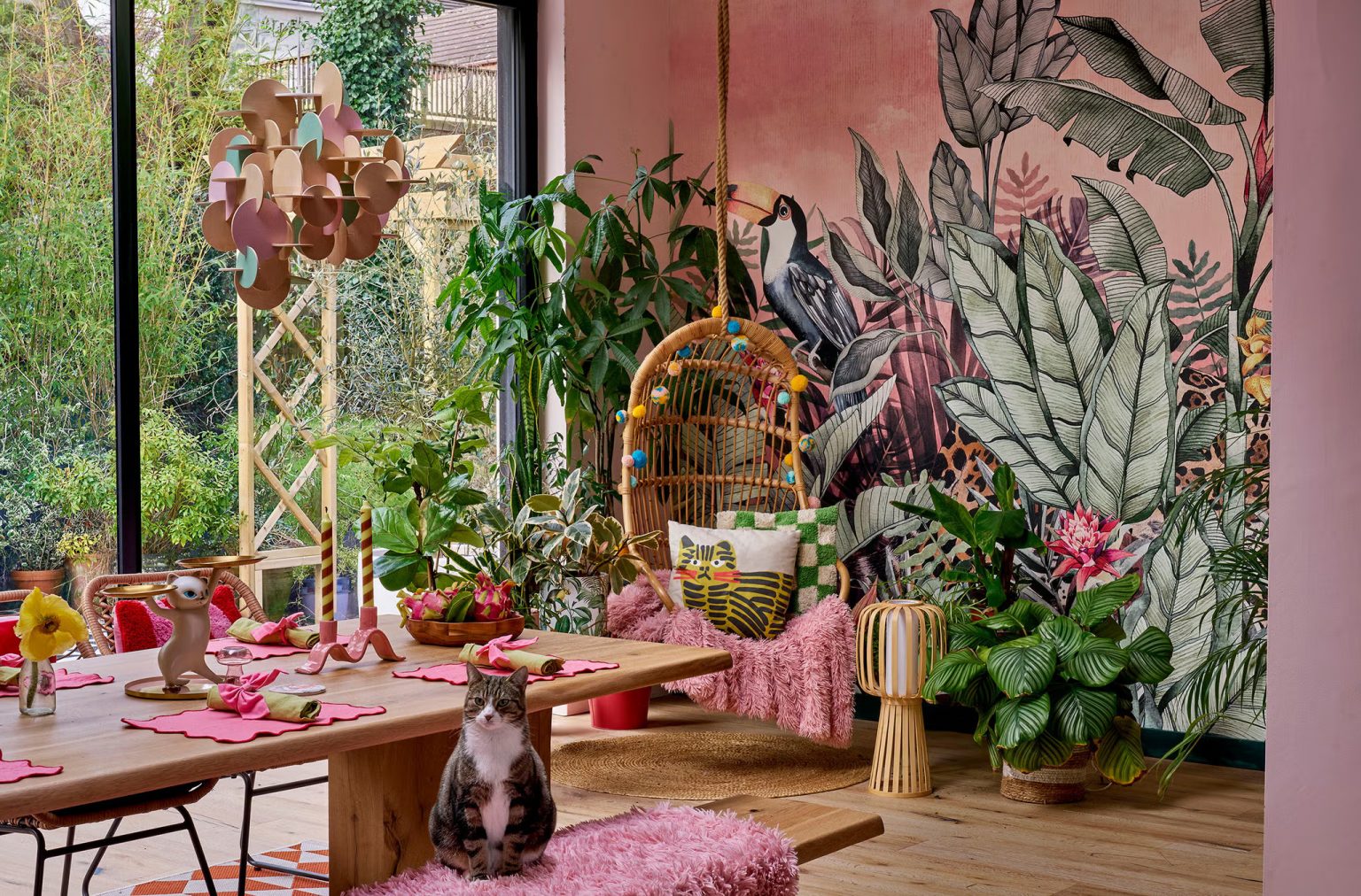 salle à manger avec baie vitrée décoration colorée maison anglaise