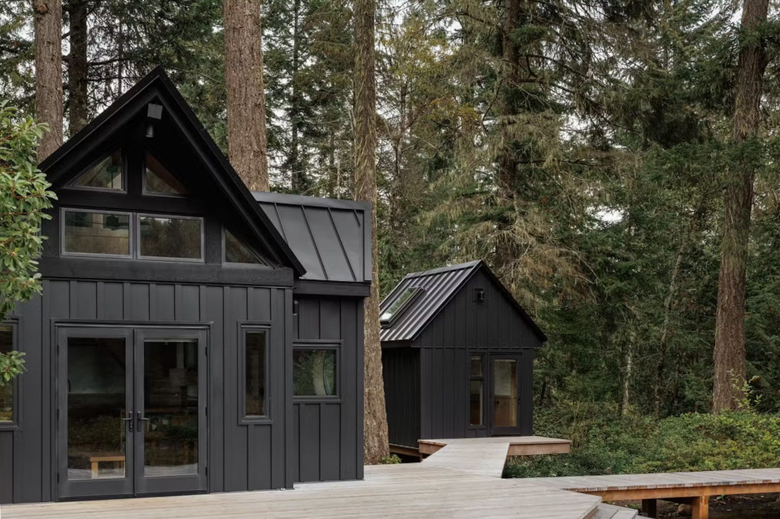 petite maison en bois noir décoration contemporaine