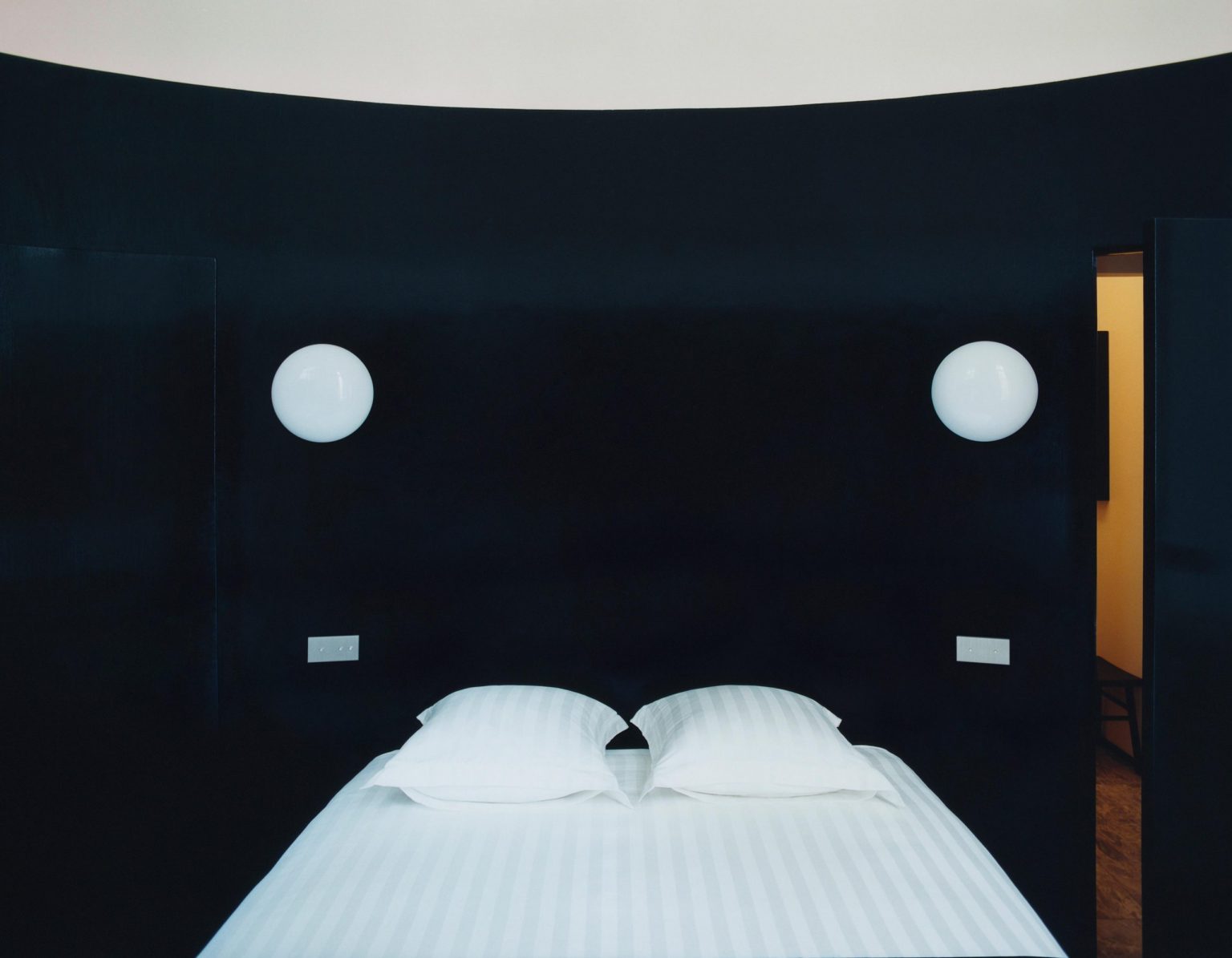 chambre mur noir décoration minimaliste 