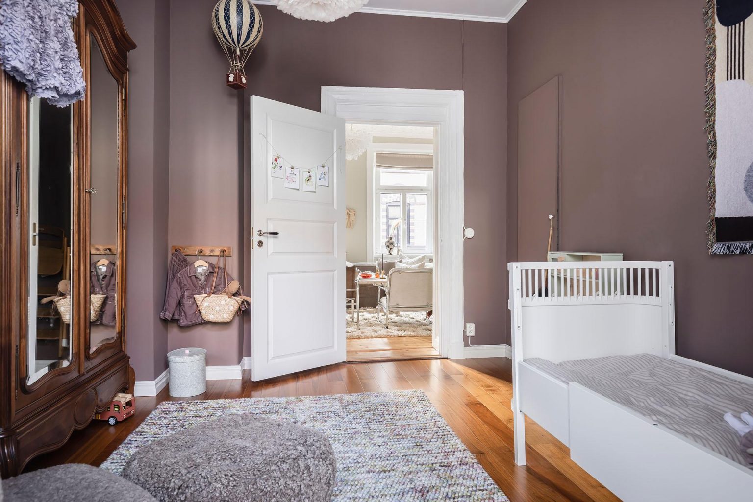 chambre enfant murs aubergine décoration scandinave