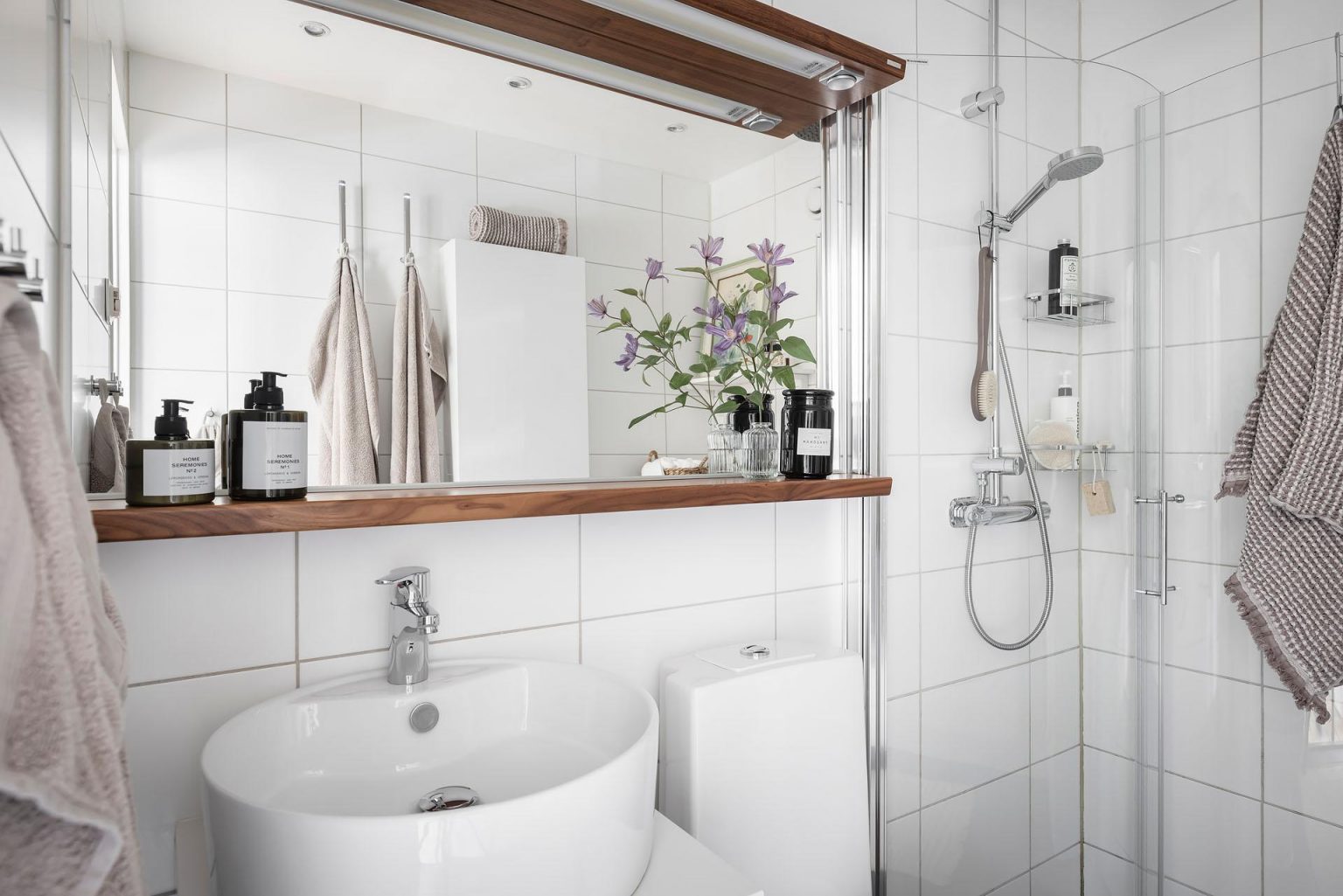 salle de bain blanche