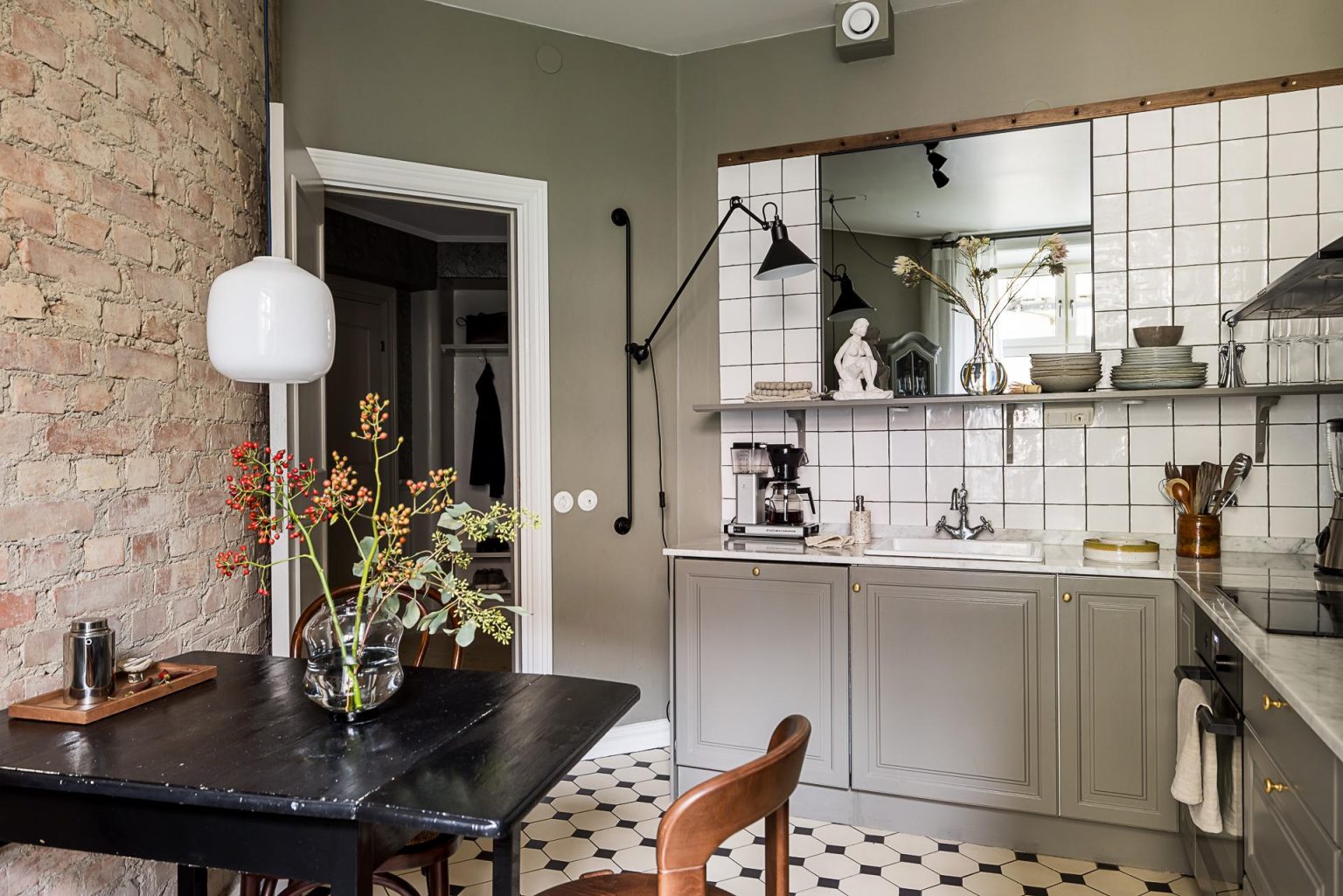 cuisine grise et marbre appartement rénové