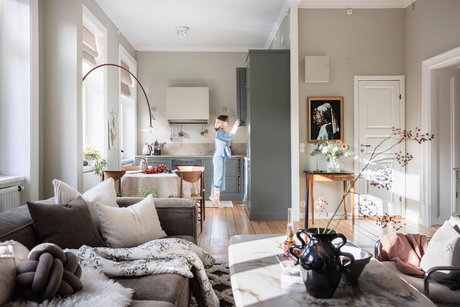 salon et cuisine ouverte décoration scandinave dans immeuble classique