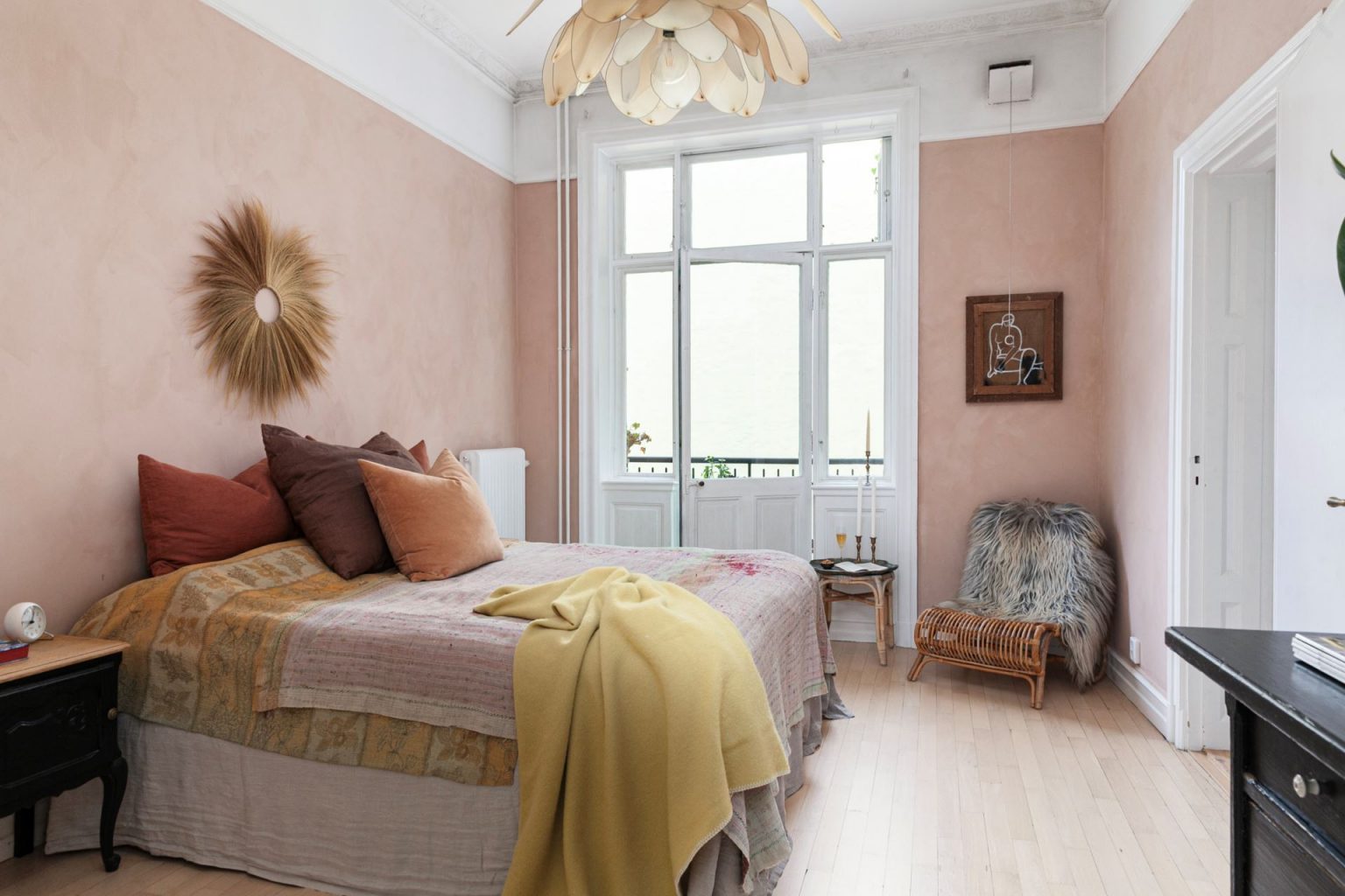 chambre murs roses décoration scandinave et bohème