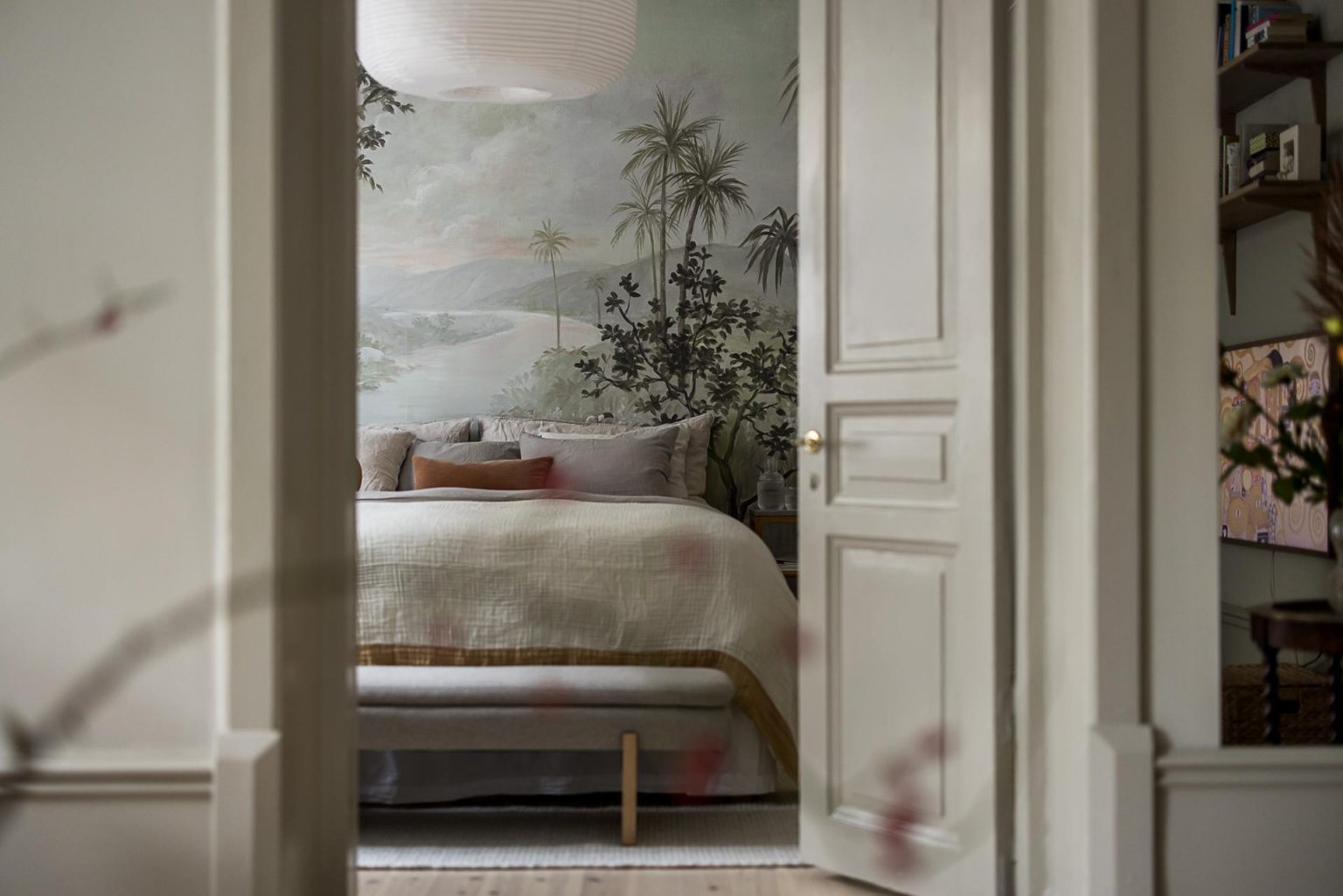 chambre avec papier-peint ancien appartement rénové décoration scandinave