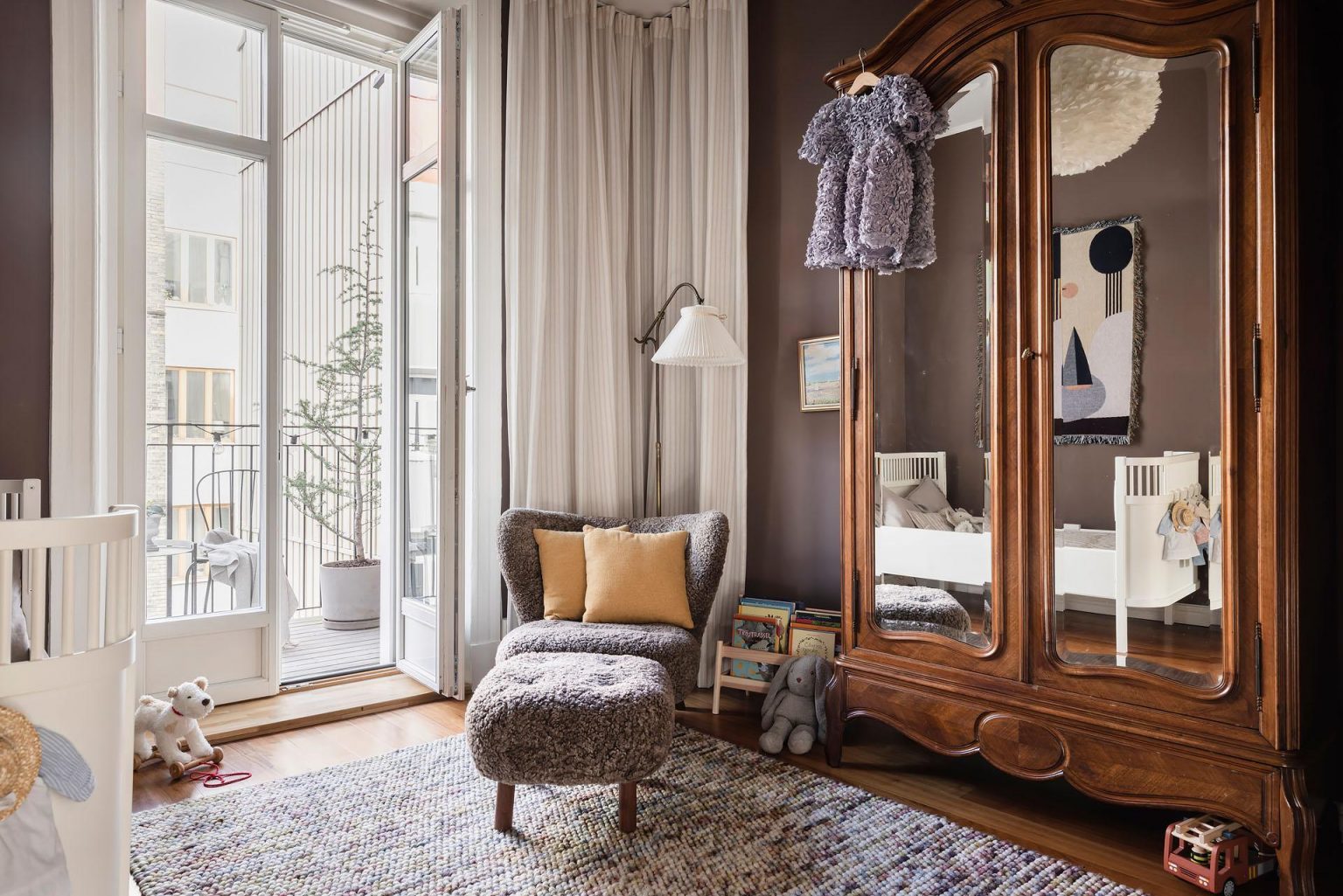 chambre enfant murs aubergine décoration scandinave avec armoire ancienne