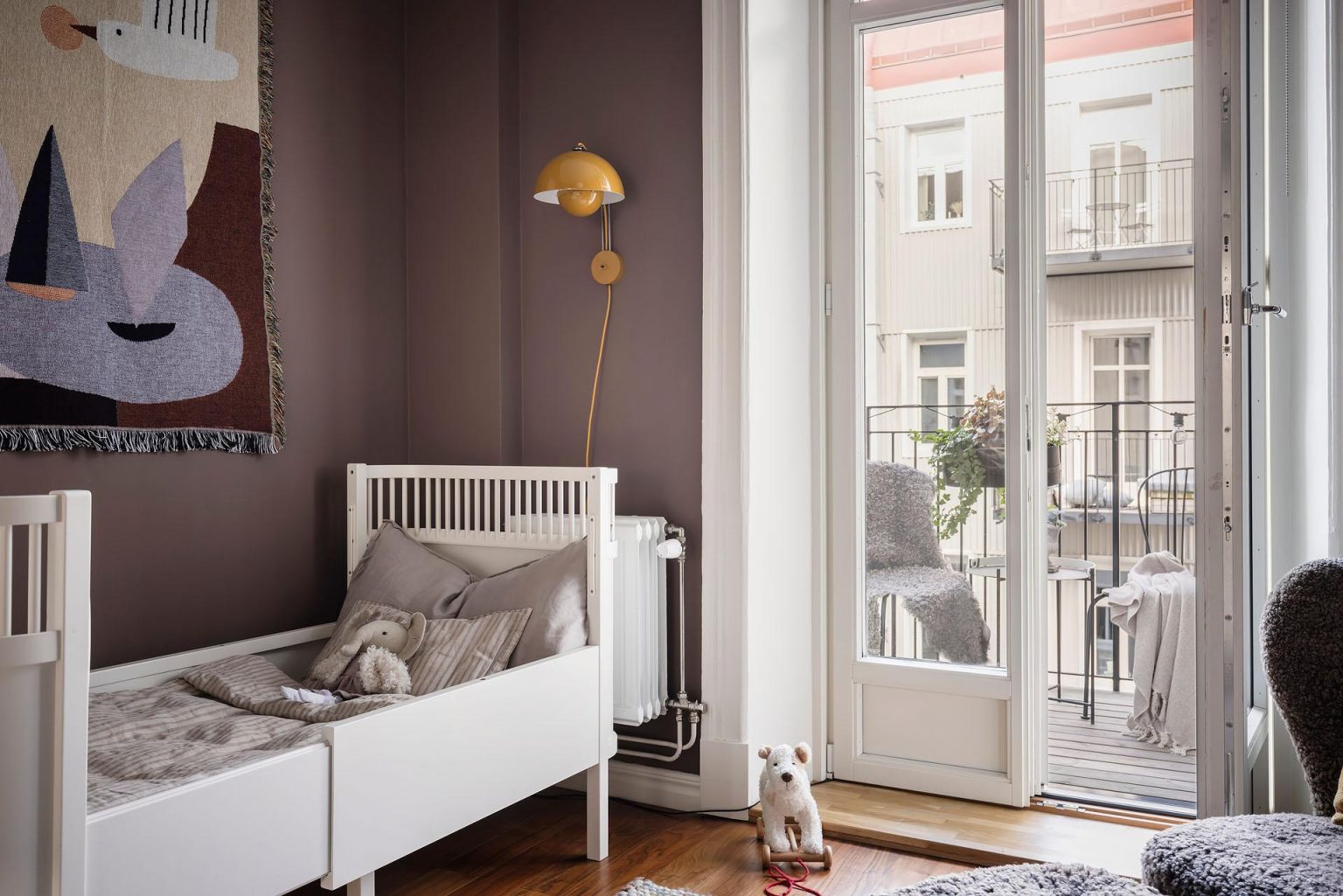 chambre enfant murs aubergine décoration scandinave