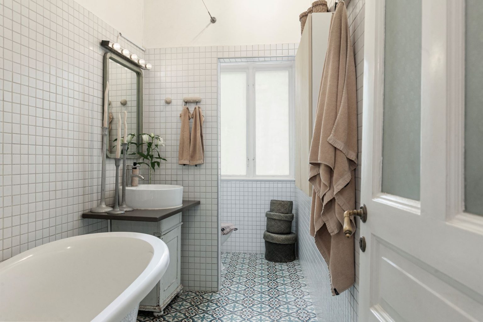 salle de bain carrelage blanc petit carreau sol plafond décoration scandinave