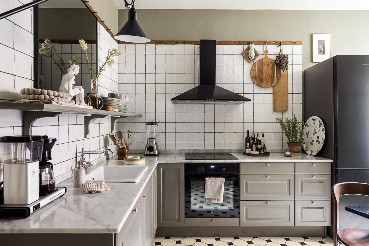 cuisine grise et marbre appartement rénové