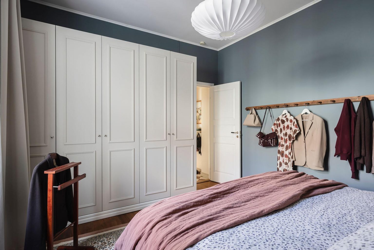 chambre murs bleus décoration scandinave