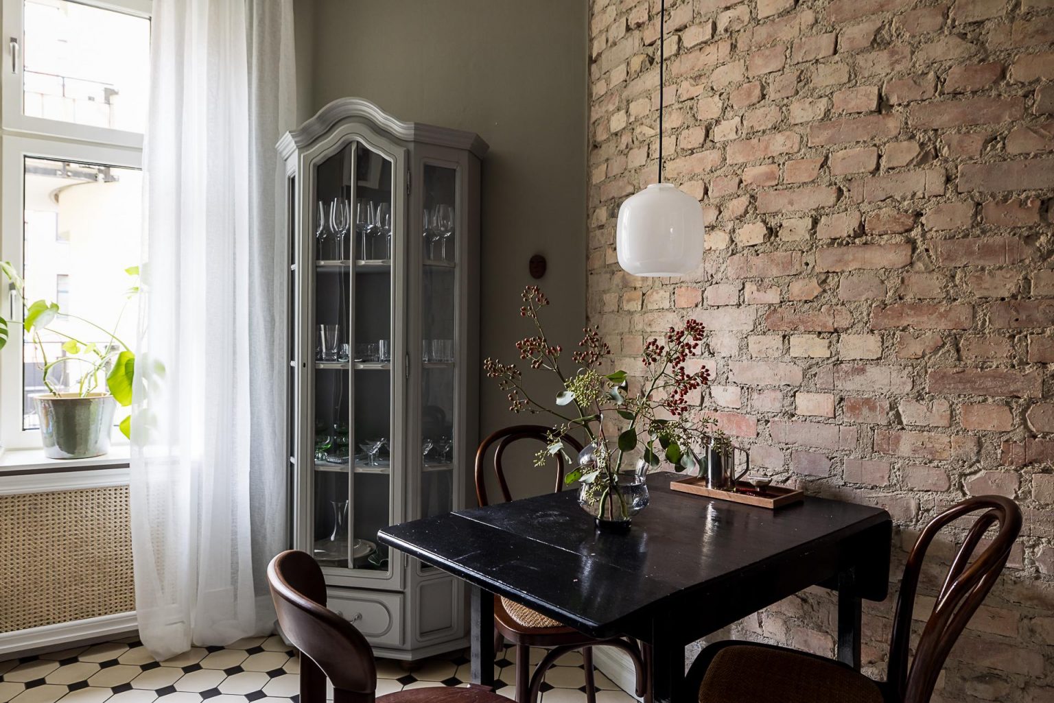 salle à manger avec mur briques anciennes appartement rénové