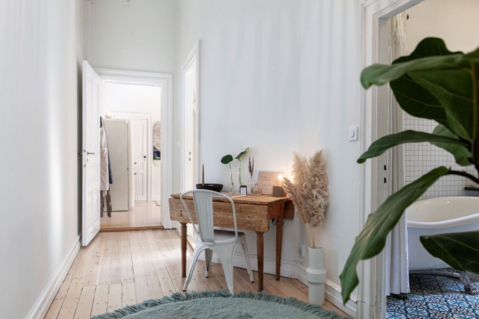 entrée avec bureau décoration scandinave