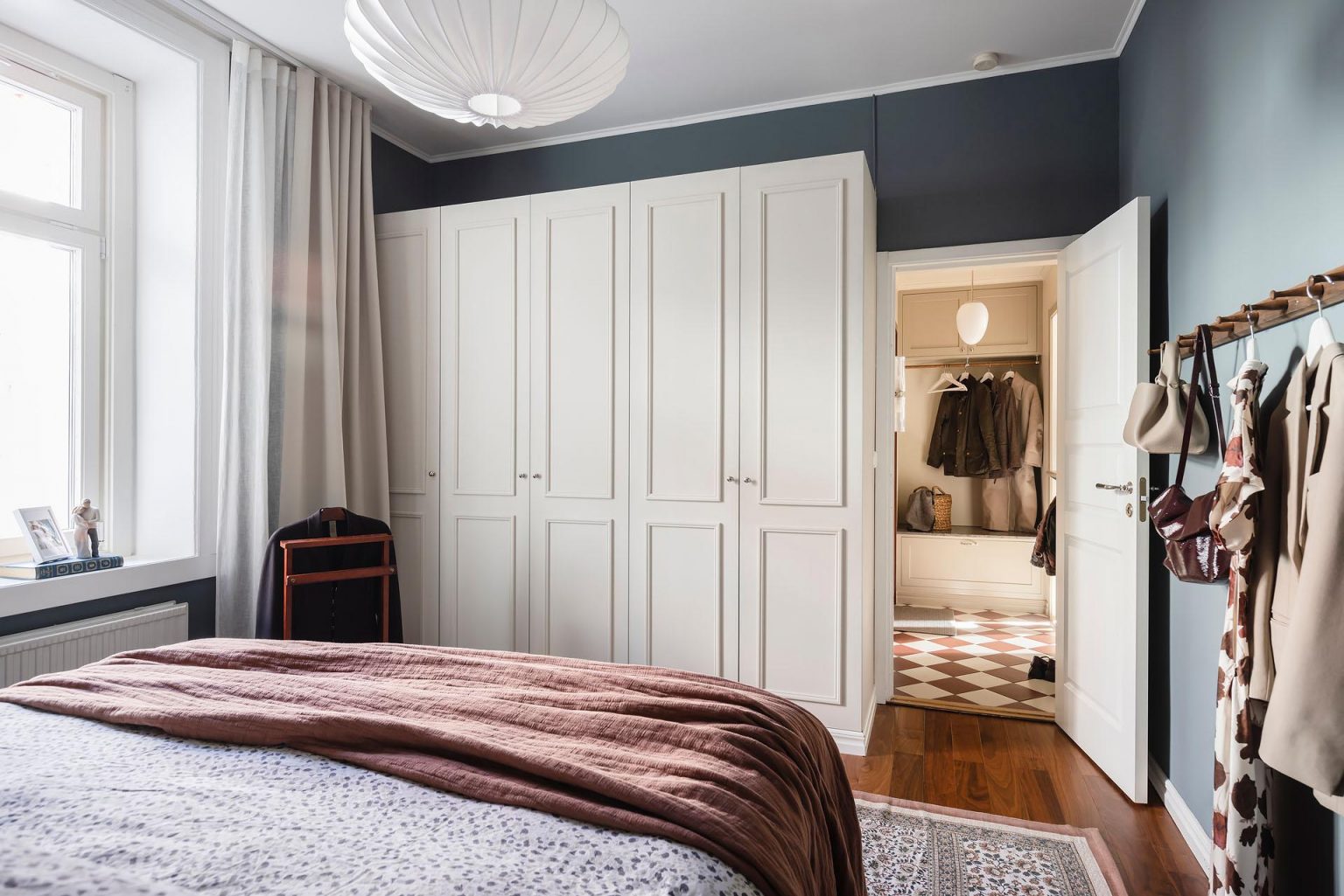 chambre murs bleus décoration scandinave