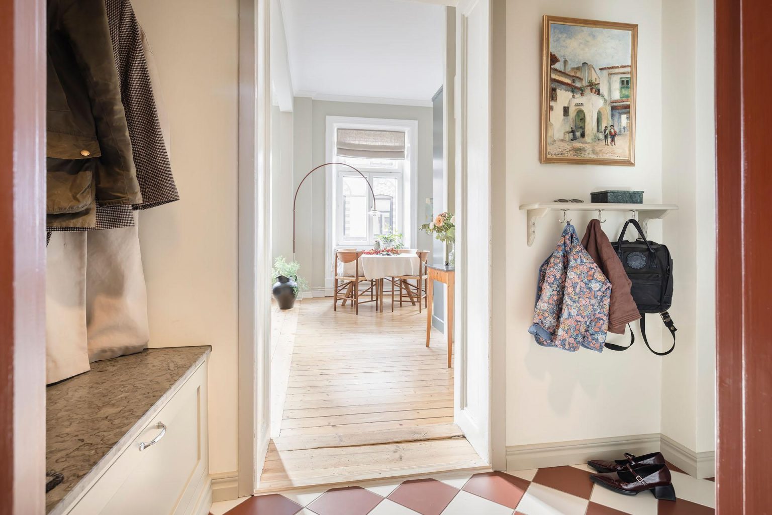 entrée sol à damier rouge et blanc