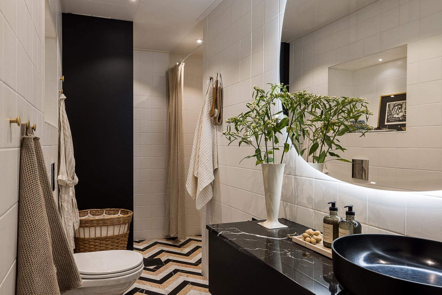 salle de bain appartement rénové décoration contemporaine marbre