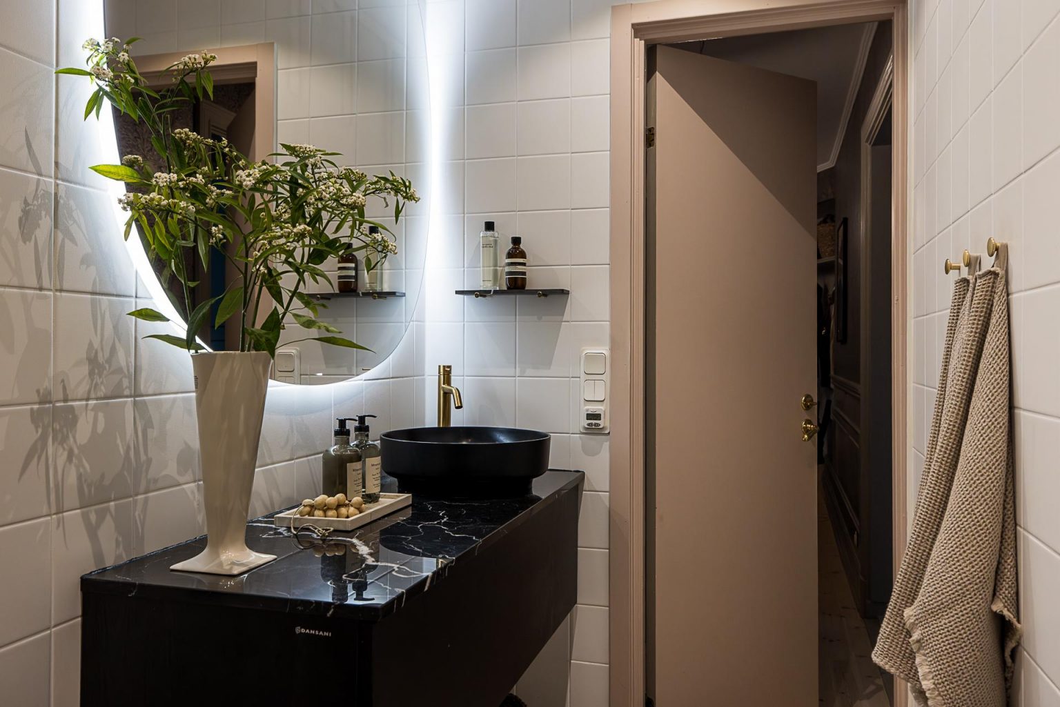 salle de bain appartement rénové décoration contemporaine marbre