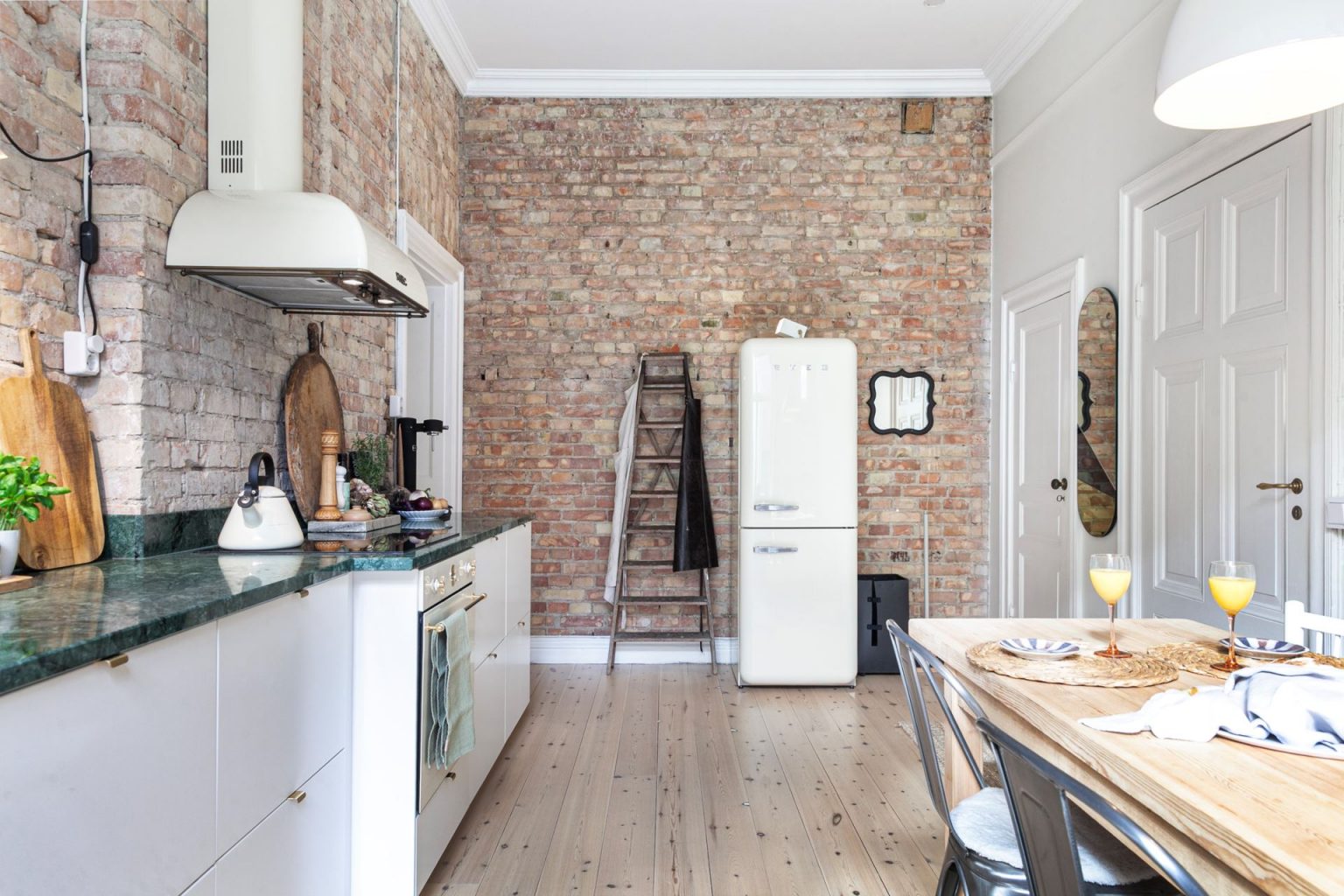 cuisine blanche design murs briques anciennes décoration scandinave